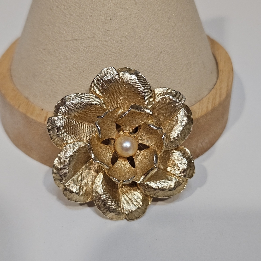 Vintage Etched Gold Flower Brooch with Pearl Accent Pin Women's Accessory